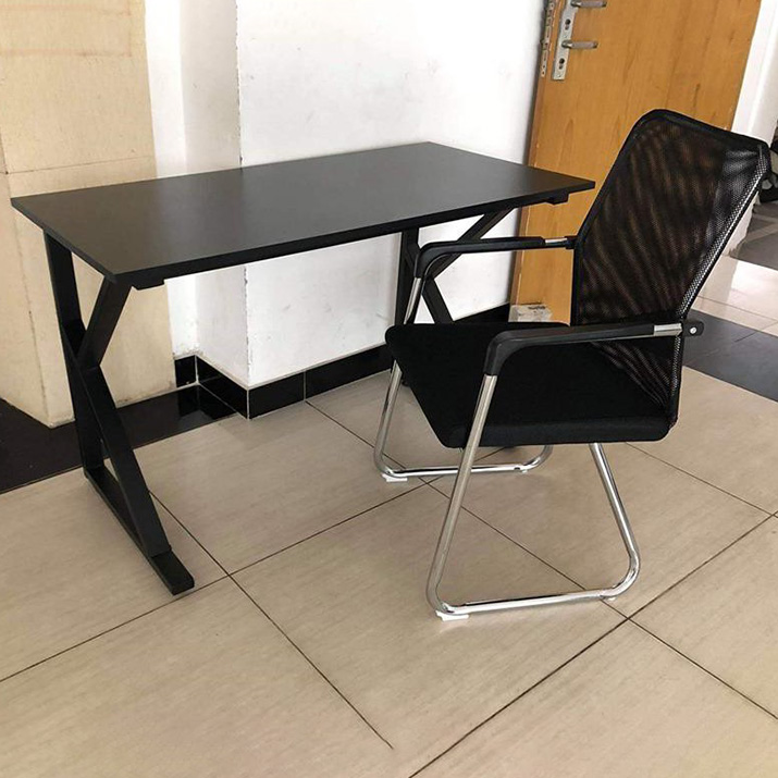 Phối hợp bàn chữ K màu đen với nội thất khác